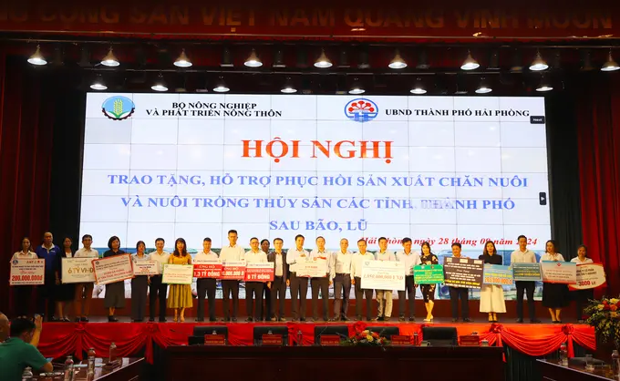 hon-160-ty-dong-duoc-cac-doanh-nghiep-dong-hanh-chia-se-voi-nguoi-dan-135234_13-094955